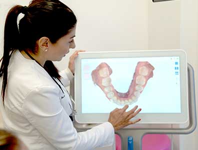 Dr Sheena Sood looking at an on-screen scan of a patient's teeth at Ironwood Dental Care.